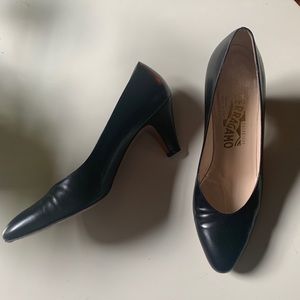 Vintage Ferragamo shoes with small heel!